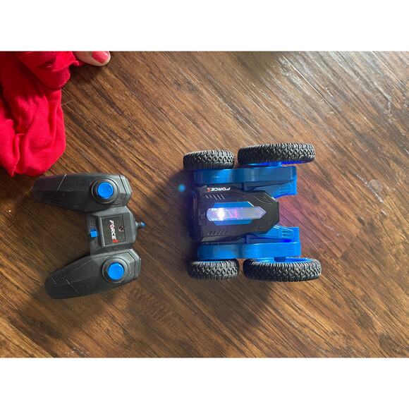 RC blue car that spins - Picture 3 of 3